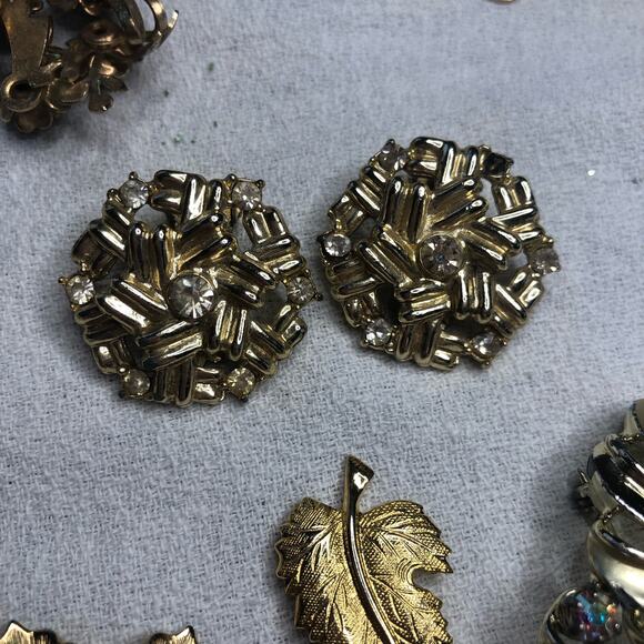 VIntage lot of 9 Brooches Pins and clip on earrings Gold Tone - Picture 14 of 16